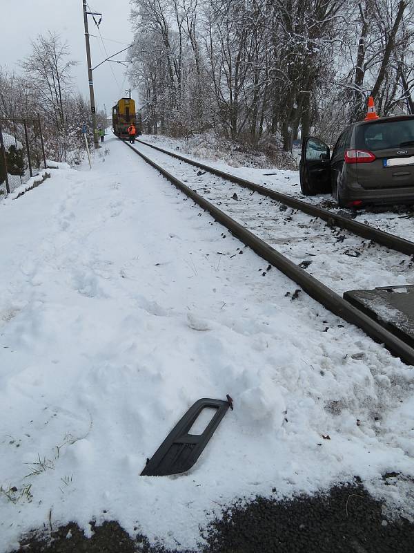 Ke kolizi lokomotivy a osobního vlaku došlo v Kardašově Řečici na přejezdu směrem na Višňovou v pondělí 29. listopadu před polednem.