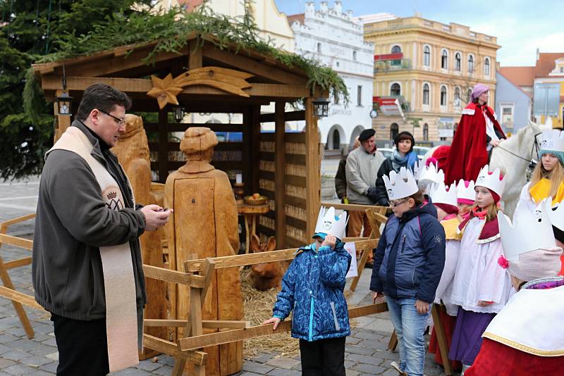 V Třeboni začala Tříkrálová sbírka průvodem a požehnáním.