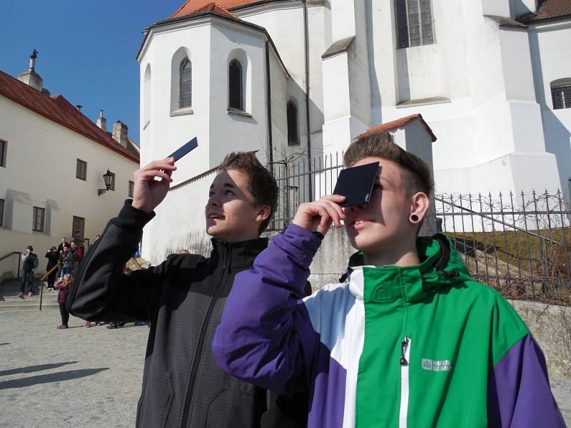 Na nábřeží rybníku Vajgar pozorovali zatmění Slunce žáci z 1. základní školy.