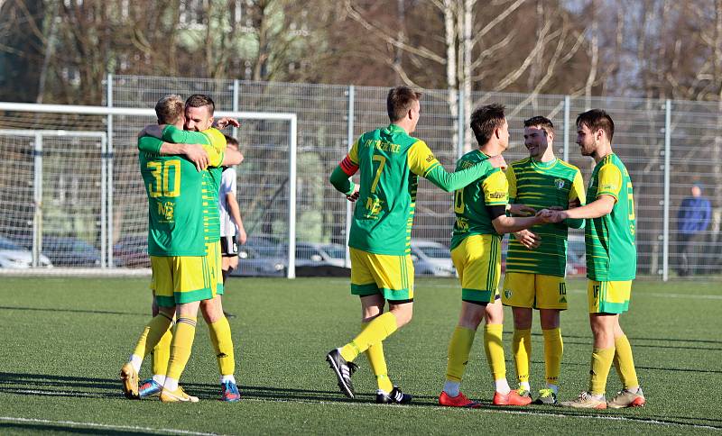 Fotbalisté Třebětic (v zelenožlutém) zahájili jaro excelentně. V dohrávce 12. kola na třeboňské umělce rozdrtili českobudějovickou Lokomotivu 9:1.