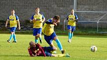 Fotbalisté Nové Bystřice (ve fialových dresech) v hlavním taháku 12. kola I. B třídy remizovali s Novou Včelnicí 1:1.