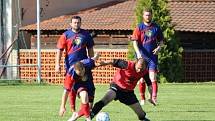Fotbalisté Rapšachu (v modročerveném) si doma poradili se společným týmem velenického béčka a Nové Vsi, který porazili jednoznačně 4:0.