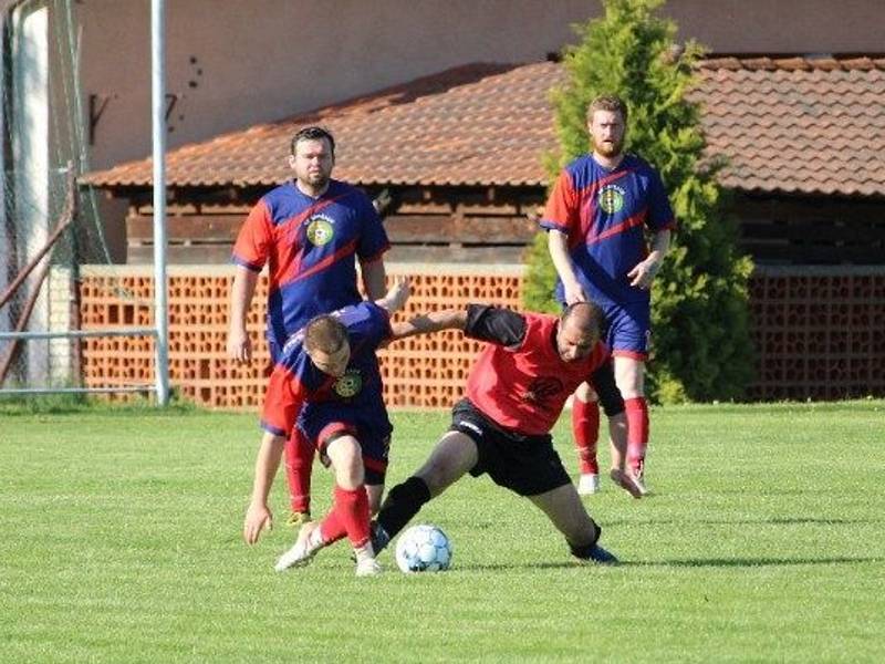 Fotbalisté Rapšachu (v modročerveném) si doma poradili se společným týmem velenického béčka a Nové Vsi, který porazili jednoznačně 4:0.