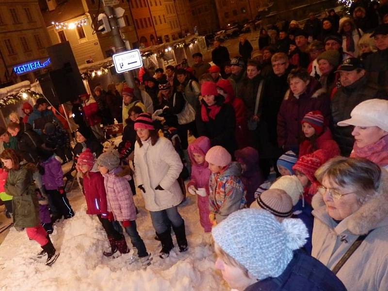 Dětský sbor Nova Domus z 1. základní školy rozezpíval jindřichohradecké náměstí Míru.