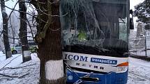 Ve Vydří ráno po smyku narazil autobus do stromu.