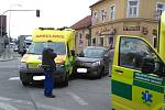 Na křižovatce u Kůrků v J. Hradci se srazila sanita s osobním autem. 