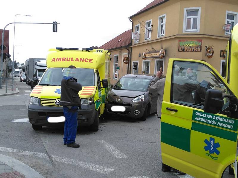 Na křižovatce u Kůrků v J. Hradci se srazila sanita s osobním autem. 