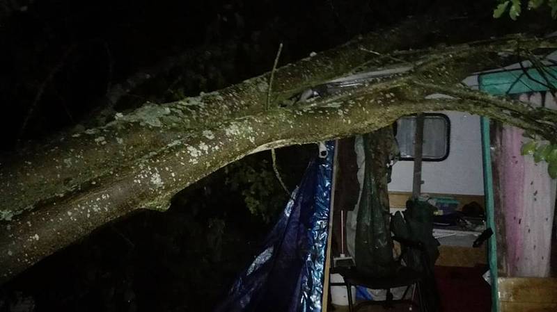 Následky bouřky na jihu Čech v noci z pátku na sobotu budou lidé ještě nějaký čas odstraňovat. Na Lipně v Kempu u Kukačků spadl strom na karavan.
