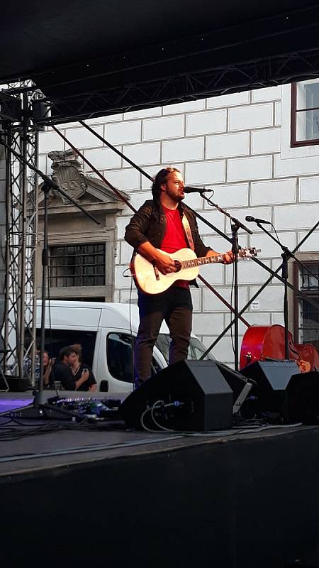 Festival Okolo Třeboně již tradičně zahájil prázdniny, v sobotu 4. července se na zámeckém nádvoří představila zpěvačka Jana Rychterová, kapela Epydemye a Xindl X.