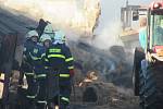 V neděli 27. září ještě celý den hasiči dohašovali požár budovy starého kravína u České Olešné, na pomoc povolali těžkou techniku.