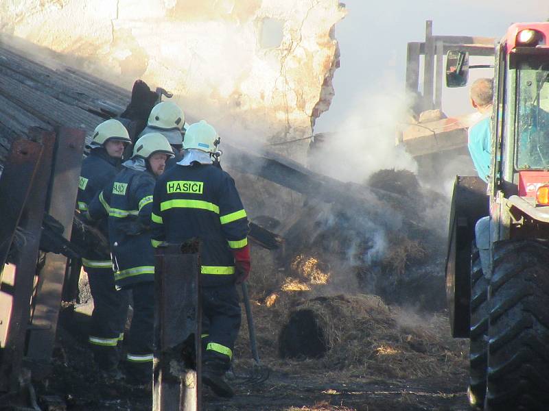 V neděli 27. září ještě celý den hasiči dohašovali požár budovy starého kravína u České Olešné, na pomoc povolali těžkou techniku.