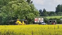 Nedaleko jindřichohradeckého letiště bourali motorkáři a osobní auto.