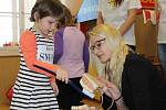 Studenti zdrávky učí děti v 1. mateřské škole v Jindřichově Hradci, jak správně pečovat o zoubky.