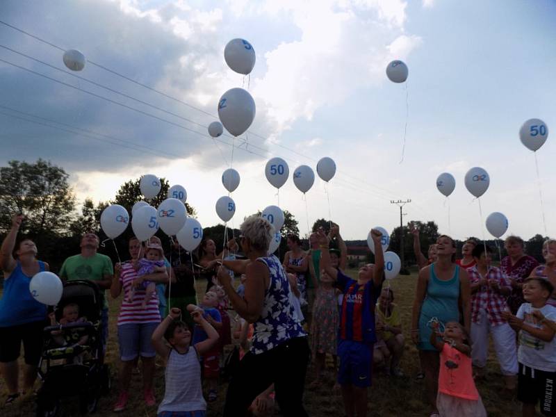 V Žíteči vypouštěli balónky jako připomínku 50 let od založení Českého svazu žen.