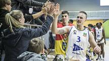 Jindřichohradečtí basketbalisté se v 10. kole nejvyšší soutěže dostali prvního vítězství, když na domácí palubovce zdolali silné Pardubice 92:90.