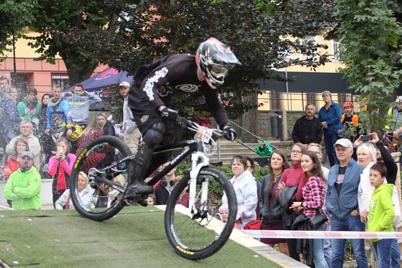 Z jízdy odvážných bikerů, kteří se řítili z dačické věže až na náměstí, se mnohdy tajil dech.