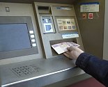 Ilustrační foto: výběr peněz z bankomatu