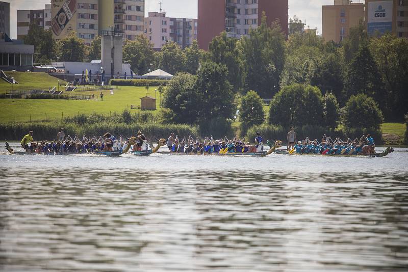 V sobotu se na Vajgaře uskutečnil první ročník závodů dračích lodí Vajgarská saň. Foto: Martin Kozák