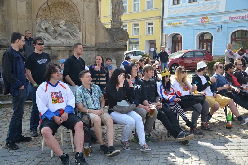 Fanoušci hokeje v neděli opět zaplnili jindřichohradecké náměstí Míru. 