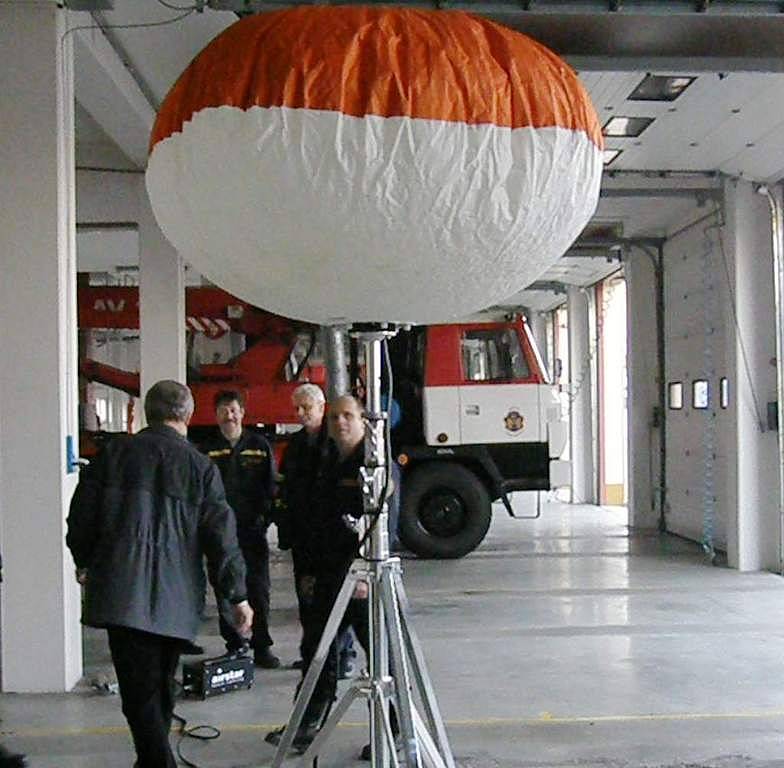 Speciální osvětlovací balon měl na ukázku premiéru při slavnostním křtění nového autožebříku v jindřichohradecké požární stanici. 