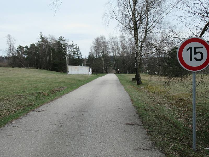 Vojenská střelnice v Lomech rozděluje obyvatele, pro zachování je i senátor Chalupský a poslanec Bartošek.