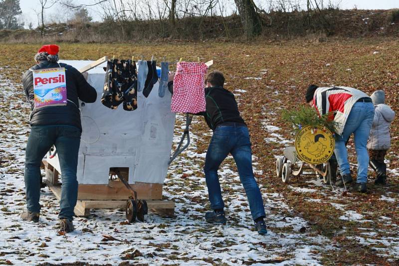 Při silvestrovském sjezdu v Horní Radouni se letos obešli i bez sněhu, vozítka jezdila na kolečkách.