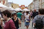 Trhy na náměstí v Třeboni navštěvují tisíce lidí z blízkého i širokého okolí.