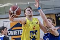 Hradečtí basketbalisté připravili Svitavám první porážku v sezoně. Lví podíl na tom měl Rokas Jocys, který konto soupeře zatížil 38 body.