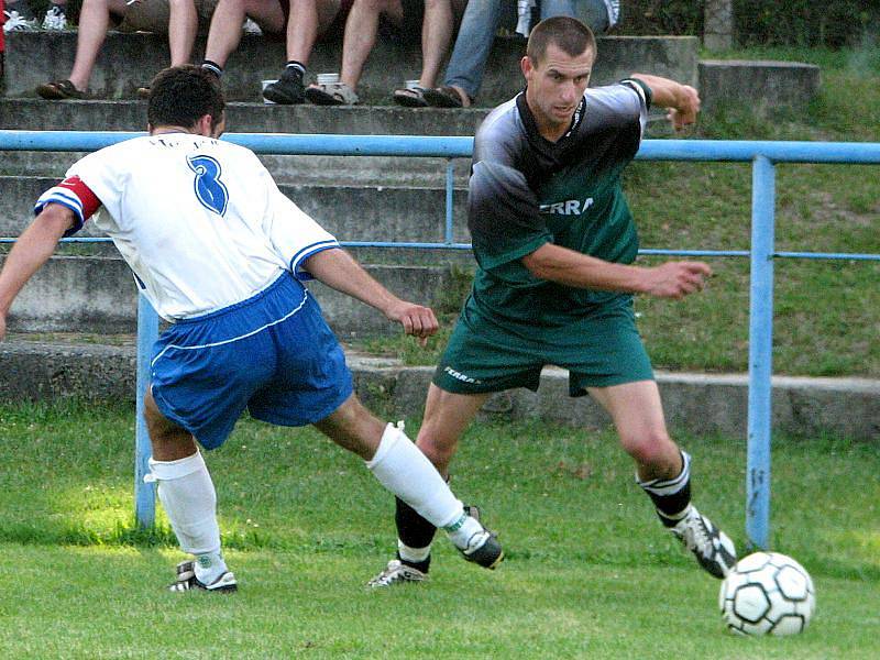 Fotbalisté Slavonic (spolu s Davidem Bártů na smínku vpravo) nezahájili letošní ročník krajské fotbalové I. B třídy vůbec dobře.