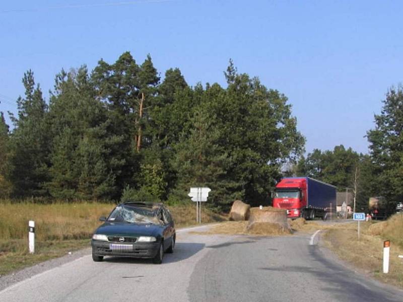 Z vleku traktoru u Dvorů nad Lužnicí vypadl balík slámy přímo na střechu auta jedoucího v protisměru. 