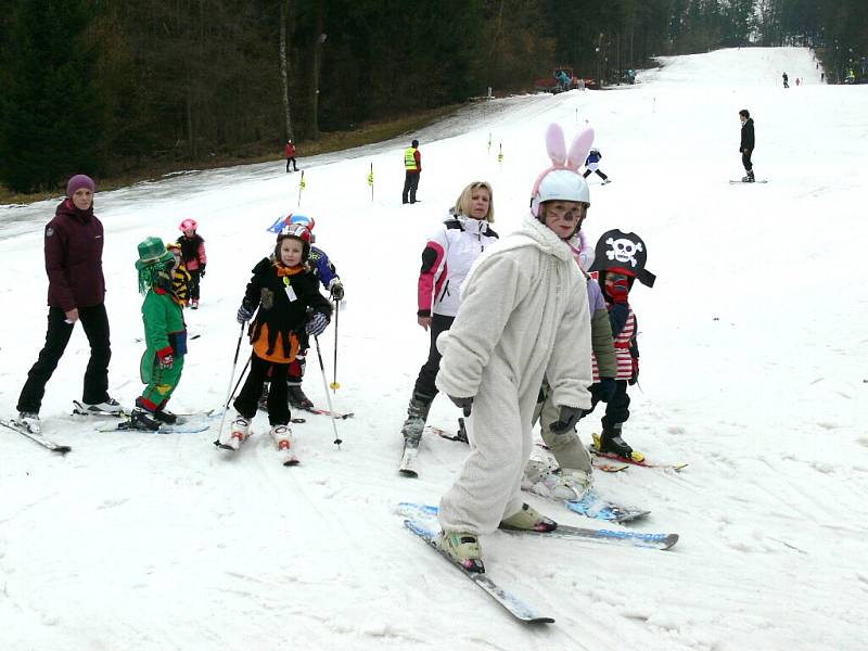 Maškarní karneval na sjezdovce v Nové Bystřici.