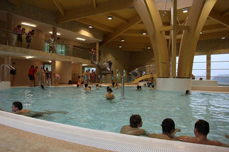 Vodní stánek v Jindřichově Hradci zahrnuje pětadvacetimetrový plavecký bazén, dětské bazény, relaxační část, sauny a venkovní aquapark.