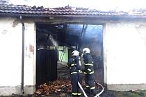 Požár střechy domu v Újezdci na Kardašovořečicku způsobil škodu za 1,5 milionu korun.