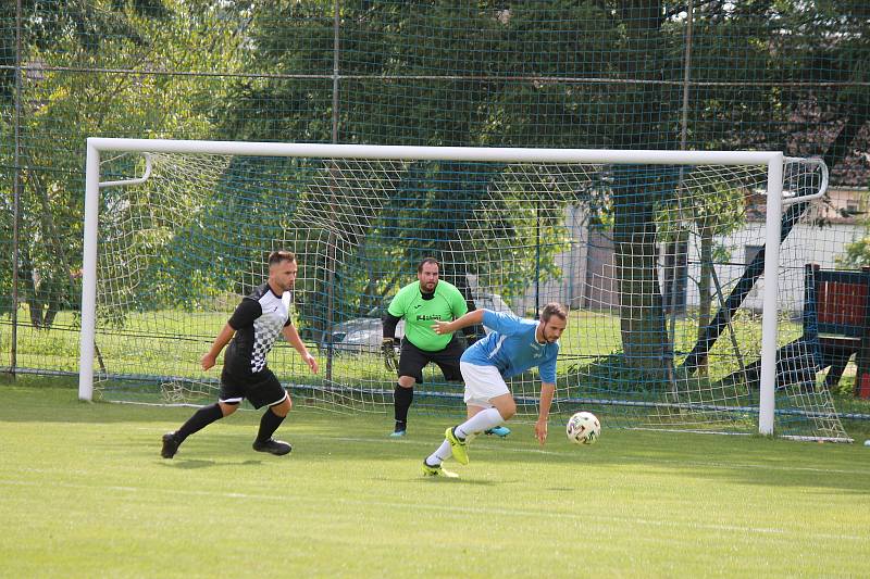 Fotbalisté Buku (v modrém) porazili v místním derby I. B třídy Horní Žďár 3:0.