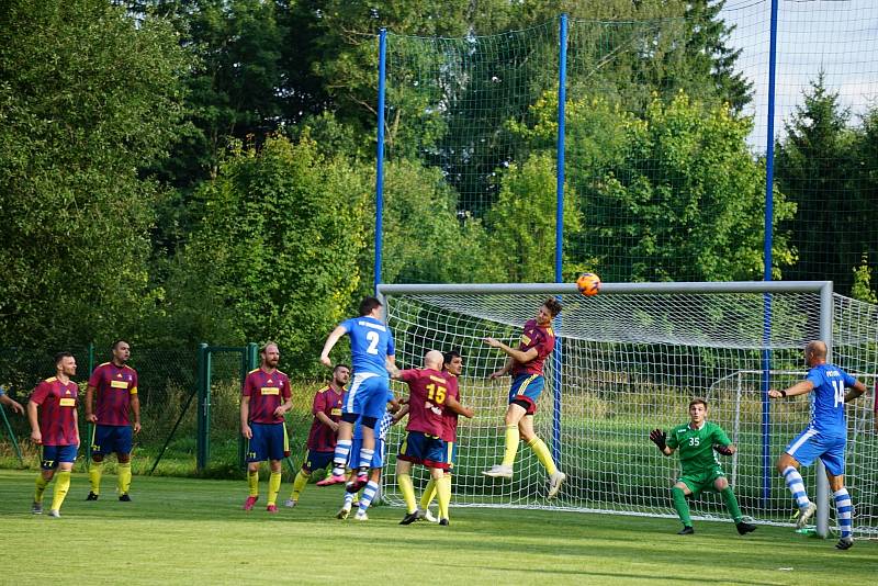 Fotbalisté Studené (v modrých dresech) doma v 2. kole I. B třídy porazili Novou Bystřici 4:3.