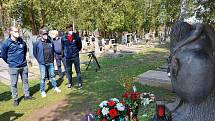 Čeští hokejoví reprezentanti se přišli na jindřichohradecký hřbitov uctít památku místního rodáka a výtečného hokejisty Jana Marka. Foto: Ondřej Kalát