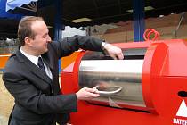 Na snímku ukazuje regionální manager společnosti Asekol Pavel Peroutka, jak vkládat elektroodpad do nových červených kontejnerů. 