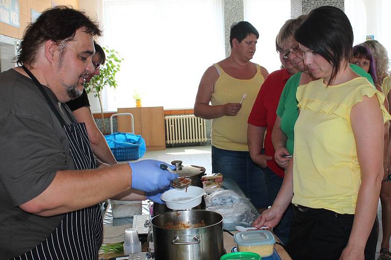V jídelně 5. základní školy se kuchařky z hradeckých základek seznámily s bezlepkovým vařením.