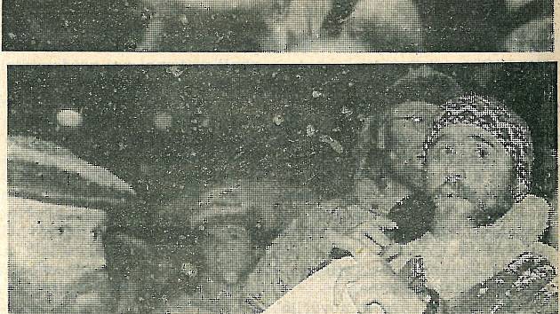 IVAN EMR (na snímku vpravo) na jindřichohradeckém náměstí v listopadu 1989 vystupoval jako mluvčí OF. Vlevo je další z hlavních aktérů Sametové revoluce u Vajgaru farář Jan Blažek.