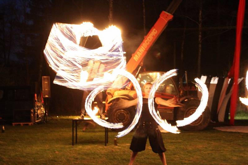 Seskupení Chůdadlo představilo ve veřejné generálce představení Noční Cirkus.