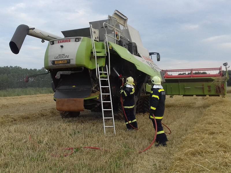 Požár kombajnu u Lomnice. Oheň lokalizovali místní dobrovolní hasiči.