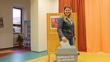 Na otevření volební místnosti 1. okrsku v Hradci čekali pouze tři voliči.