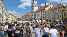 Festival Okolo Třeboně již tradičně zahájil prázdniny, v sobotu se na zámeckém nádvoří představila zpěvačka Jana Rychterová, kapela Epydemye a Xindl X.