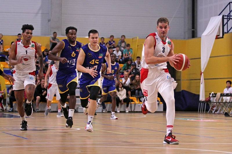 V úvodním kole Kooperativa NBL jindřichohradečtí basketbalisté (v modrém) podlehli v ofenzivně laděném souboji na půdě BK Olomoucko 92:100.