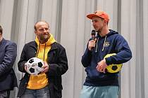 V hlavní roli fotbalisty "Laviho" se v komedii Vyšehrad: Fylm představí Jakub Štáfek (vpravo), ve snímku si zahraje i Jiří Ployhar.