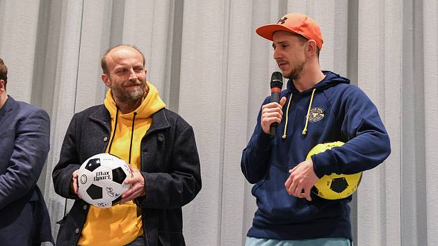 V hlavní roli fotbalisty "Laviho" se v komedii Vyšehrad: Fylm představí Jakub Štáfek (vpravo), ve snímku si zahraje i Jiří Ployhar.