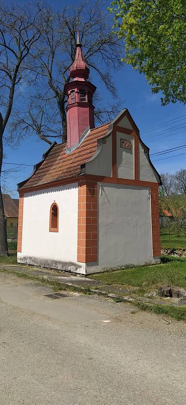 Dominantou Pluhova Žďáru je soukromý zámek. Nedaleko je i Červená Lhota