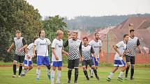 Fotbalisté Slavonic (v bílých dresech) podlehli v šestém kole I. B třídy na domácím stadionu Hornímu Žďáru 0:2.