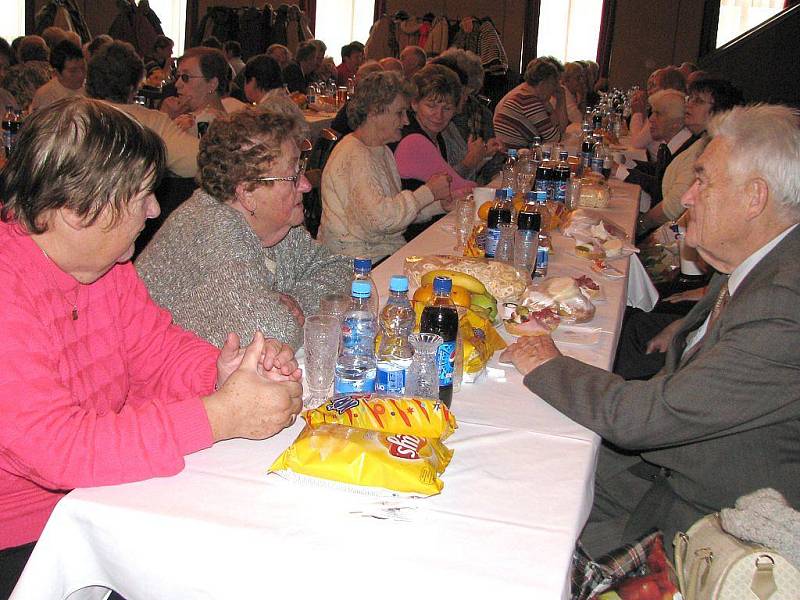 Vedení jindřichohradecké Jednoty zve každoročně "své" důchodce na setkání. 