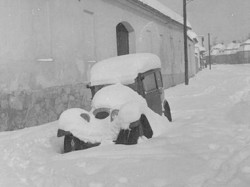 Začátek 60. let aerovku uvěznil sníh před domem.